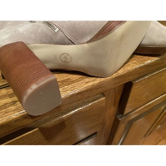 Michael Kors Elegant Beige Knee-High Women's Boots - Picture 5 of 16